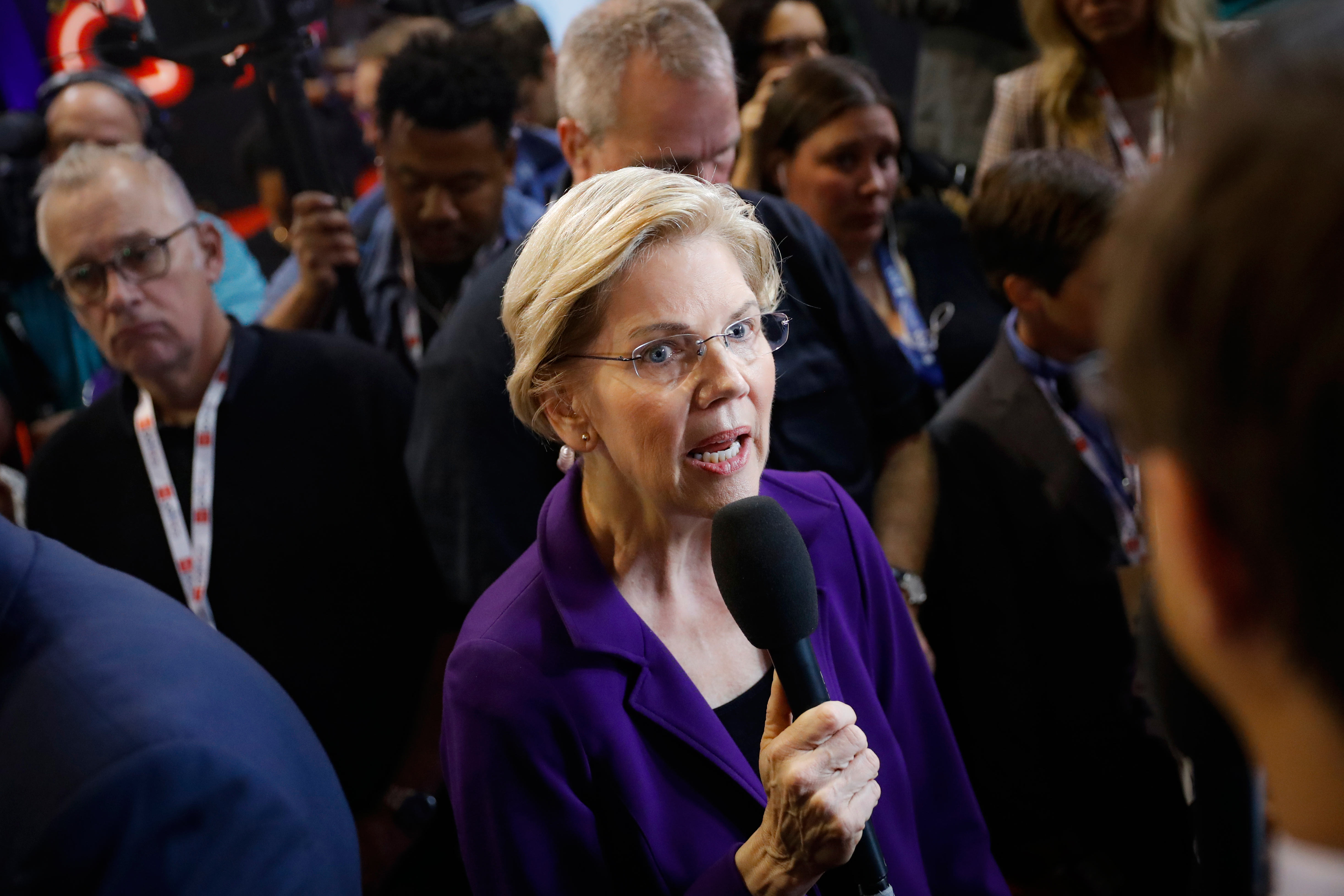 Elizabeth Warren Learns That Being a Front-Runner Isn’t All Fun and Games