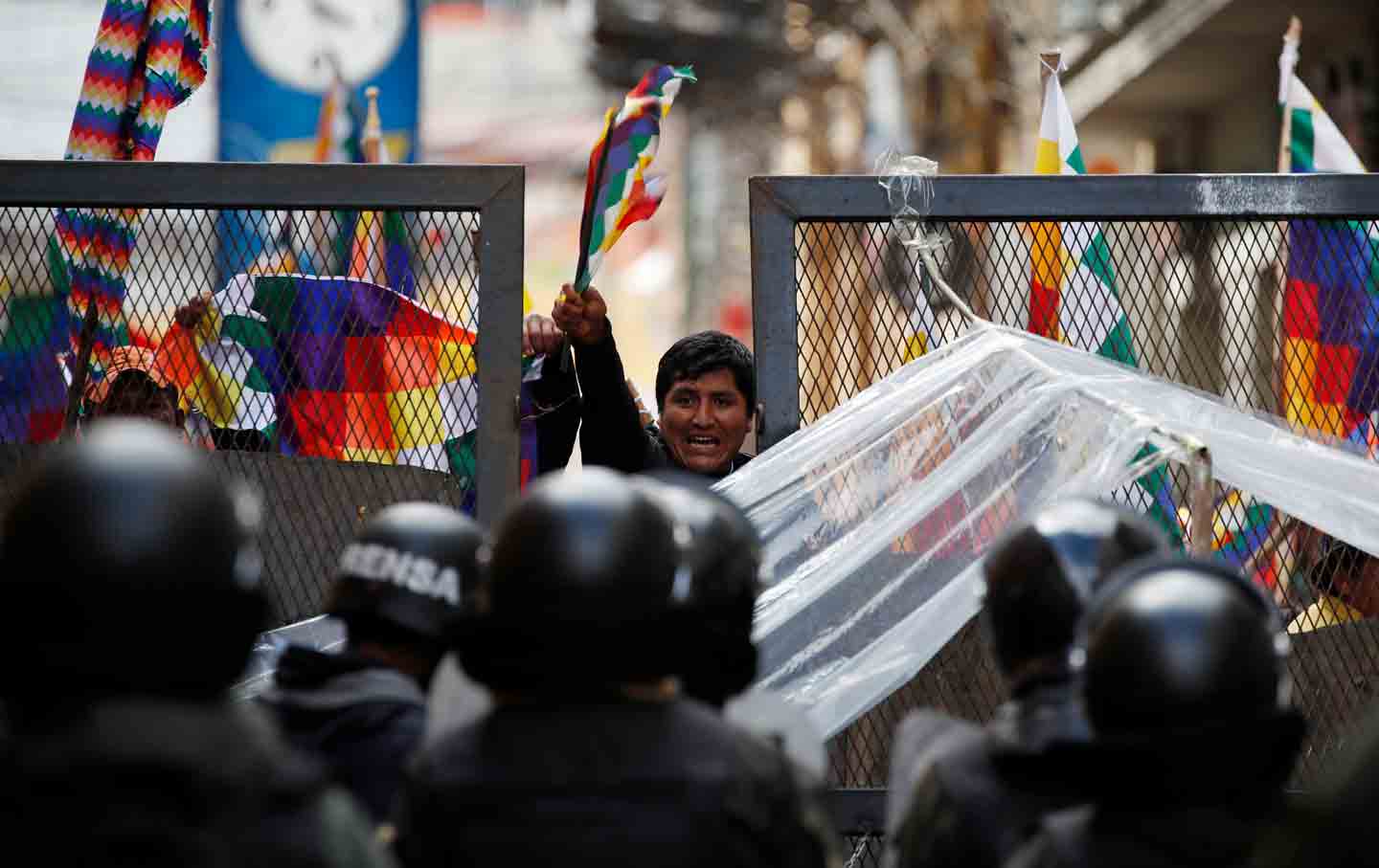 Police block Bolivian protesters