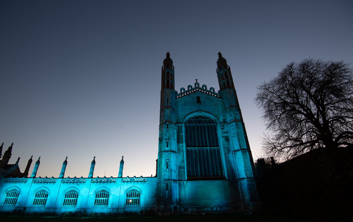King‘s College at Cambridge University in the UK is bathed in blue light to celebrate NHS workers.