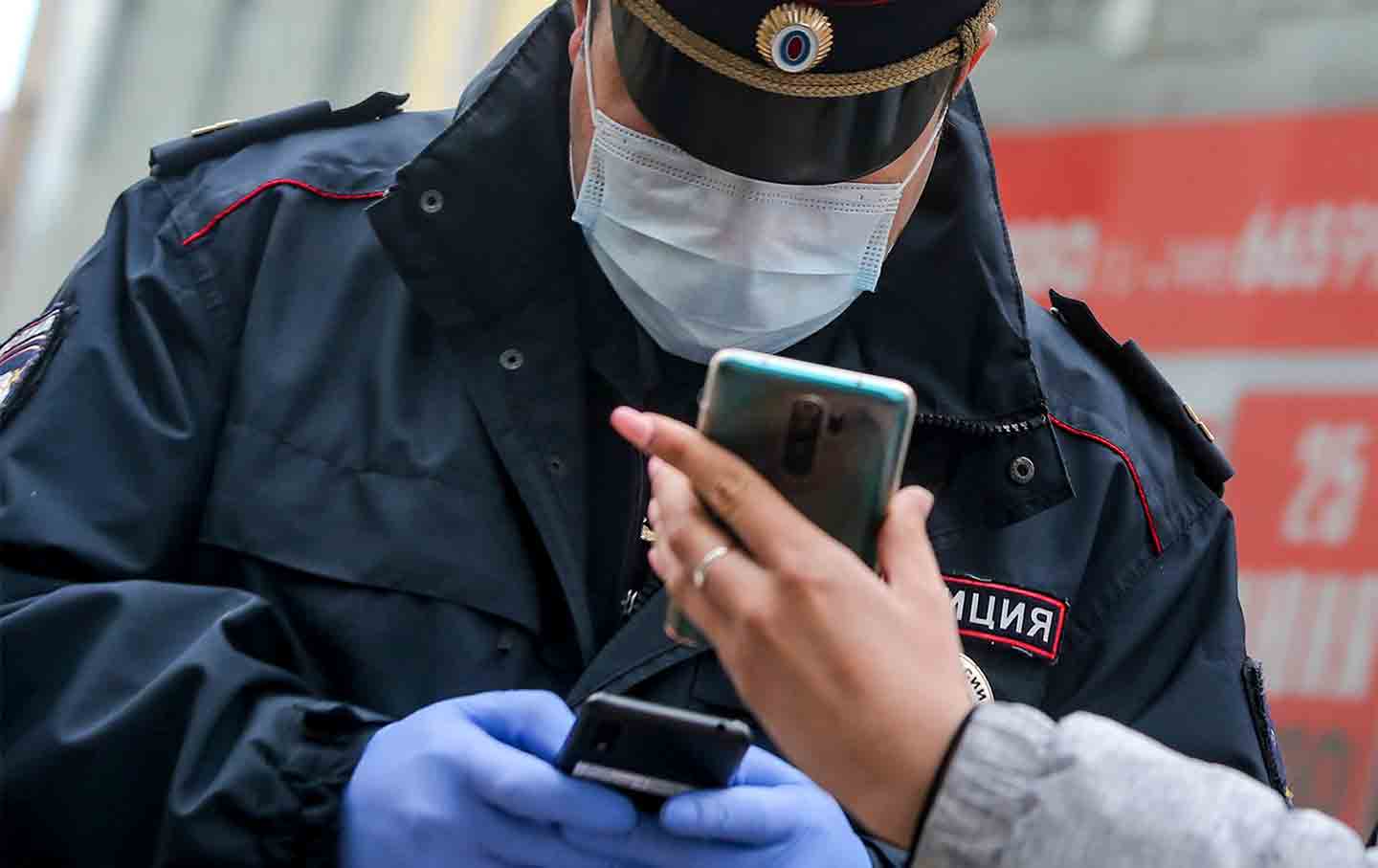 Телефон полиции россии. Полицейский в маске. Полицейский с телефоном. Полицейский надевающий маску. Телефон полиции.
