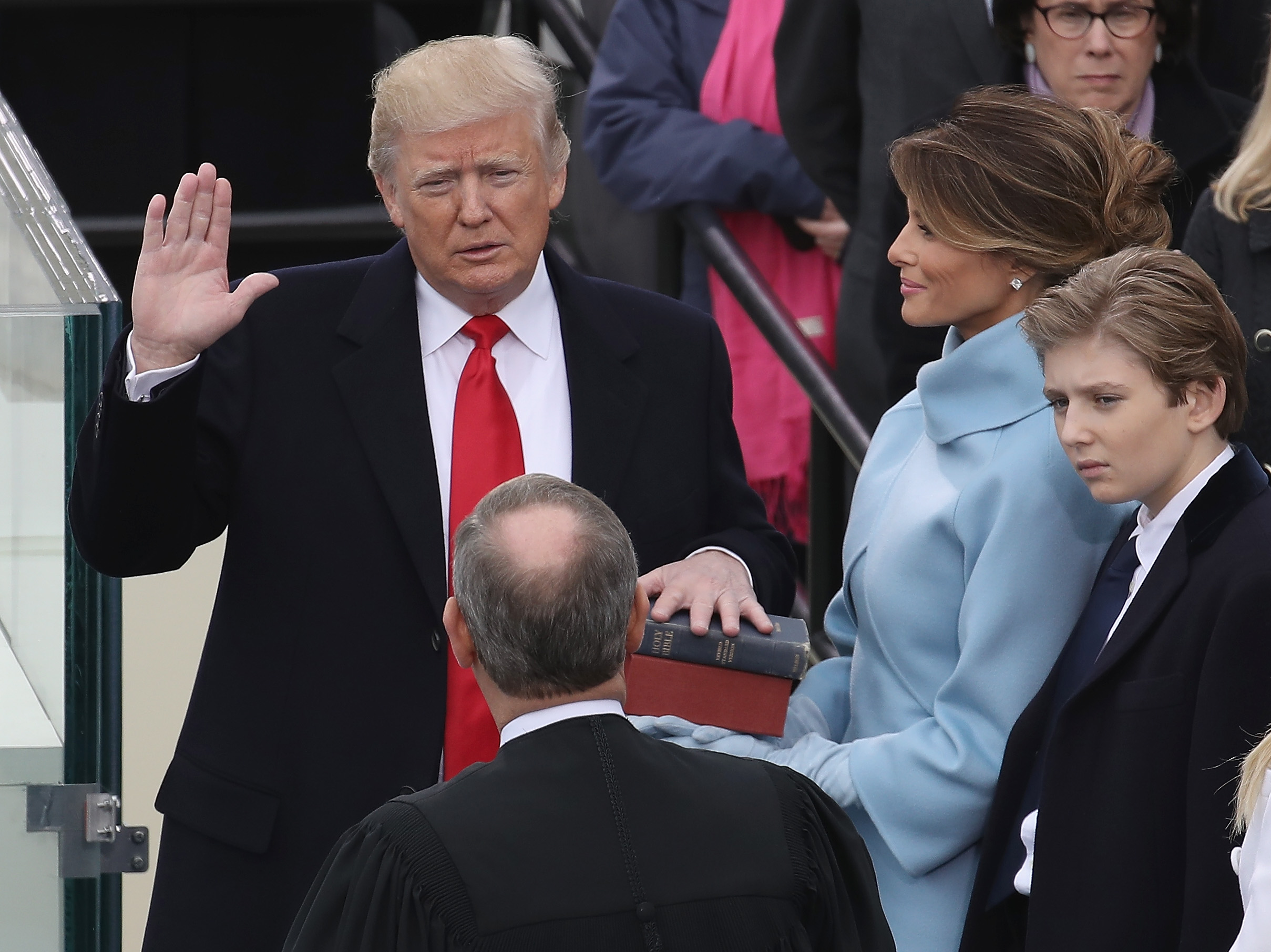 واشنگتن ، دی سی - 20 ژانویه: قاضی دادگاه عالی جان رابرتز (2L) رئیس جمهور ایالات متحده دونالد ترامپ (L) سوگند یاد کرد در حالی که همسرش ملانیا ترامپ کتاب مقدس در دست دارد و پسرش بارون ترامپ جبهه غربی کاپیتول غربی 2017 را تماشا می کند. در واشنگتن  در مراسم تحلیف امروز ، دونالد جی.  ترامپ چهل و پنجمین رئیس جمهور ایالات متحده می شود.  (عکس از درو آنگرر / گتی ایماژ)
