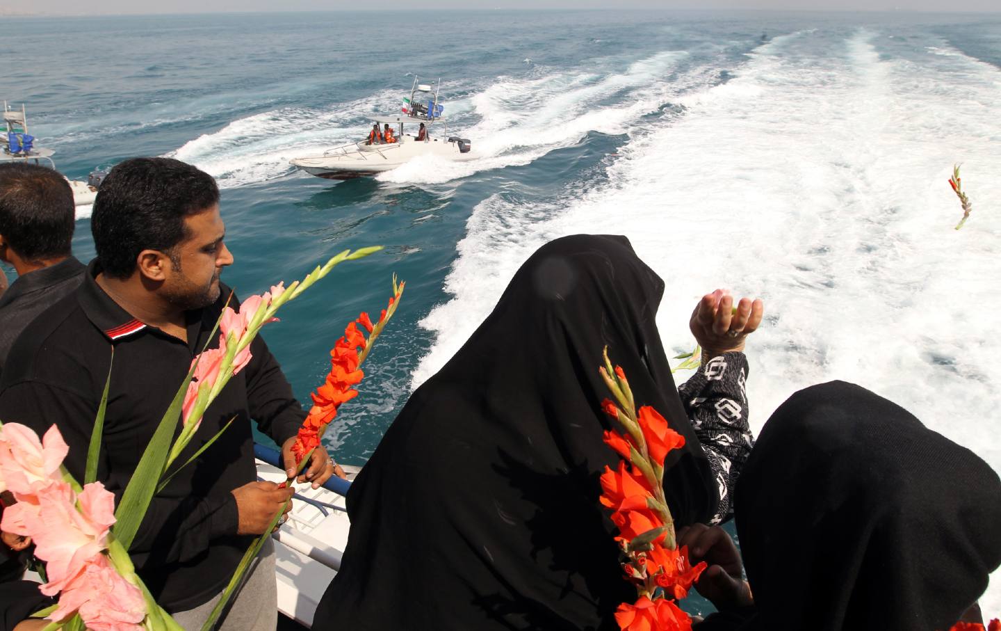 Iranians through flowers into the sea