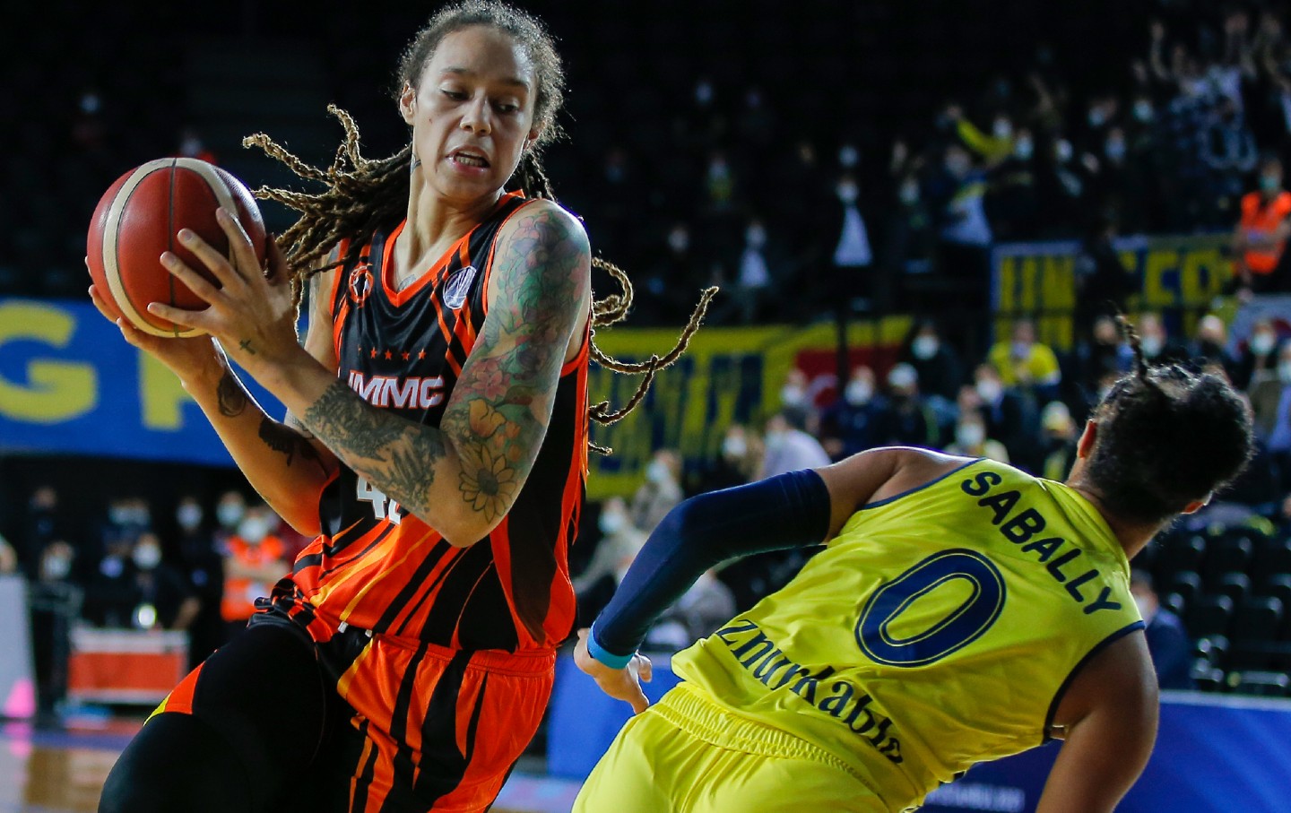 Brittney Griner d'UMMC Ekaterinburg, Satou Sabally de Fenerbahce Oznur Kablo lors du match final Four de l'Euroleague Women entre Fenerbahce Oznur Kablo et UMMC Ekaterinburg à Volkswagen Arena le 16 avril 2021 à Istanbul, Turquie.