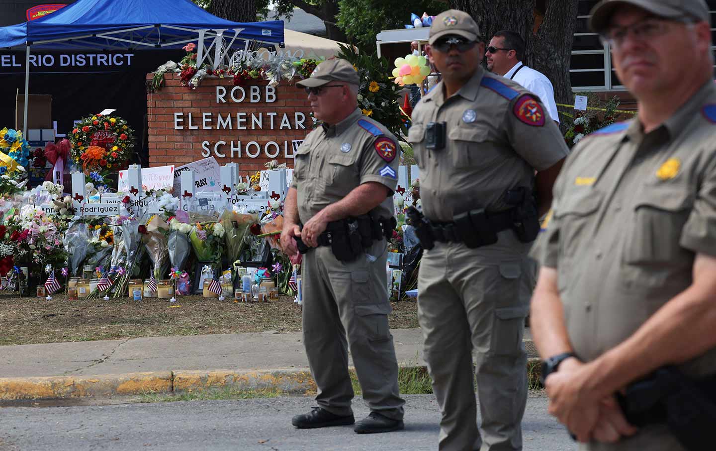 uvalde-cops_at_memorial