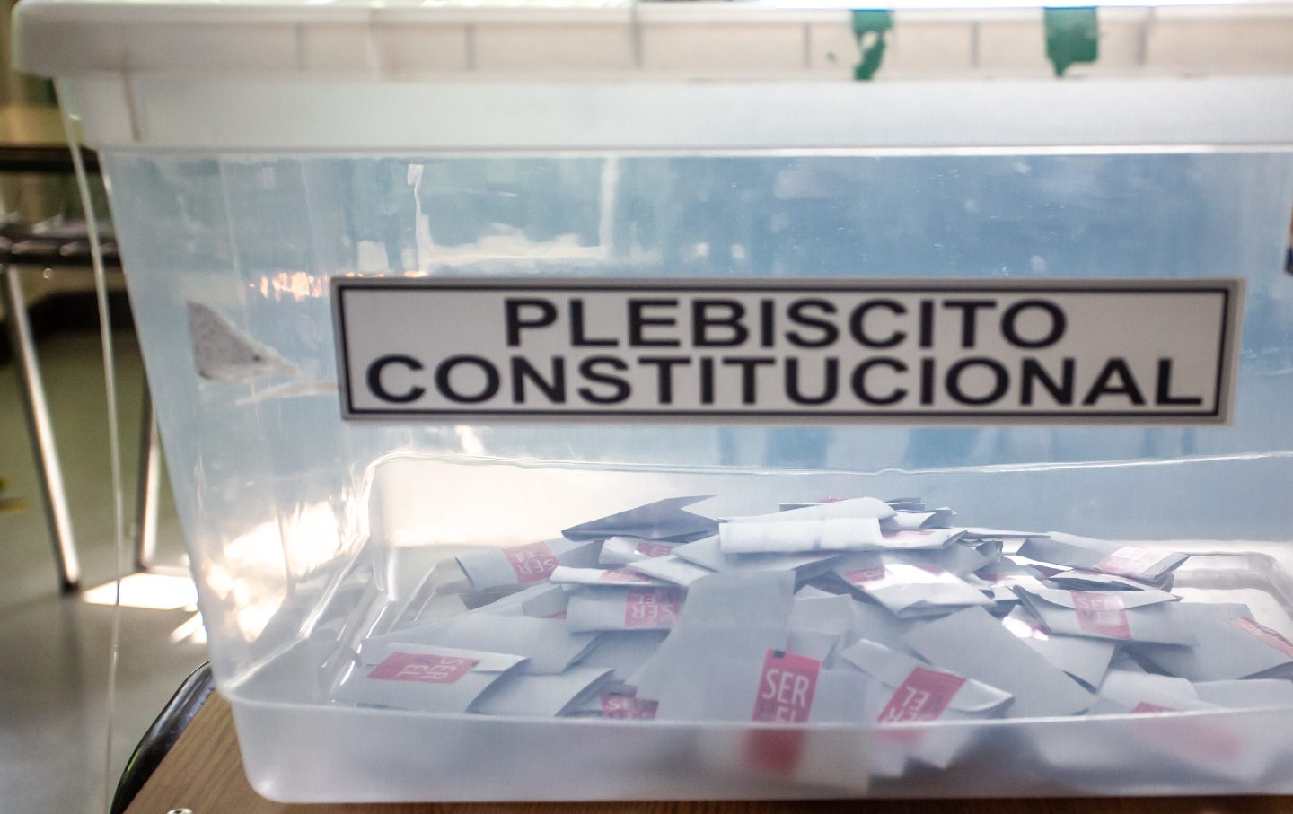 Votes inside a box that reads 'constitutional referendum' in Portuguese.
