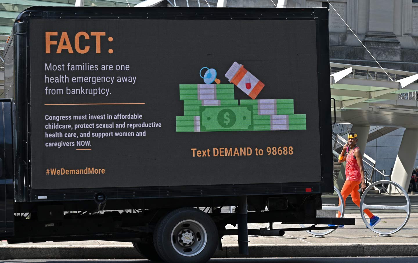 Mobile billboard in favor of sexual and reproductive health care