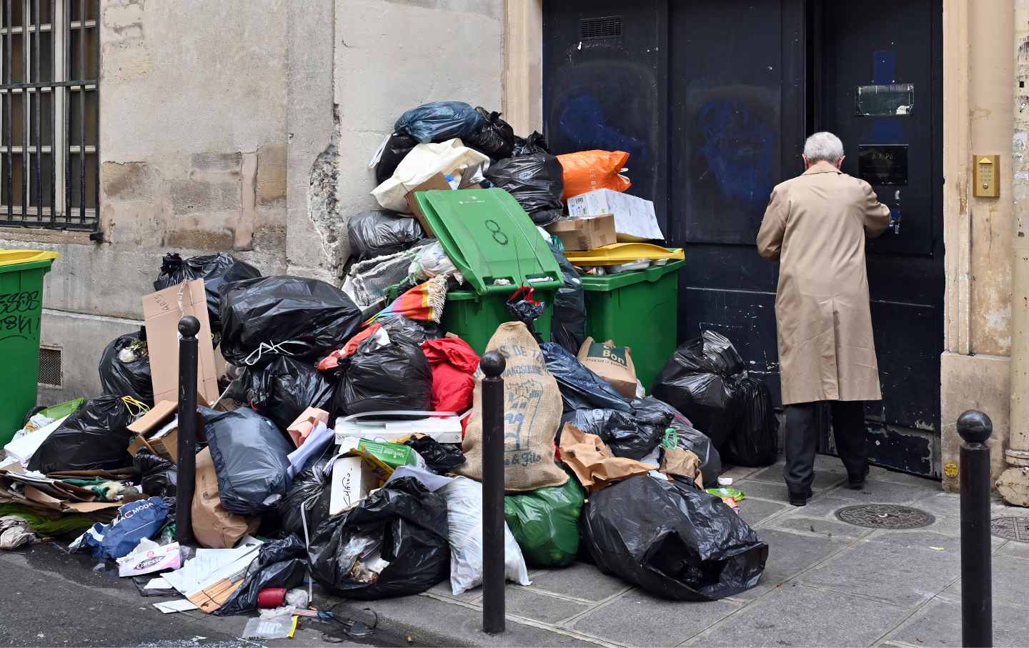 Garbage cans in the sixth arrondissement of Paris overflowing