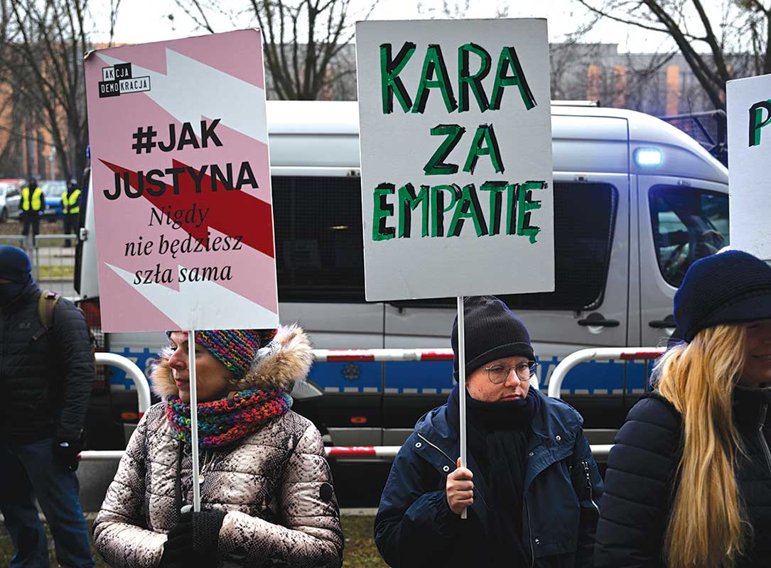 Protesters with signs reading “I am Justyna” wait for Wydrzyńska to appear at a Warsaw courthouse.