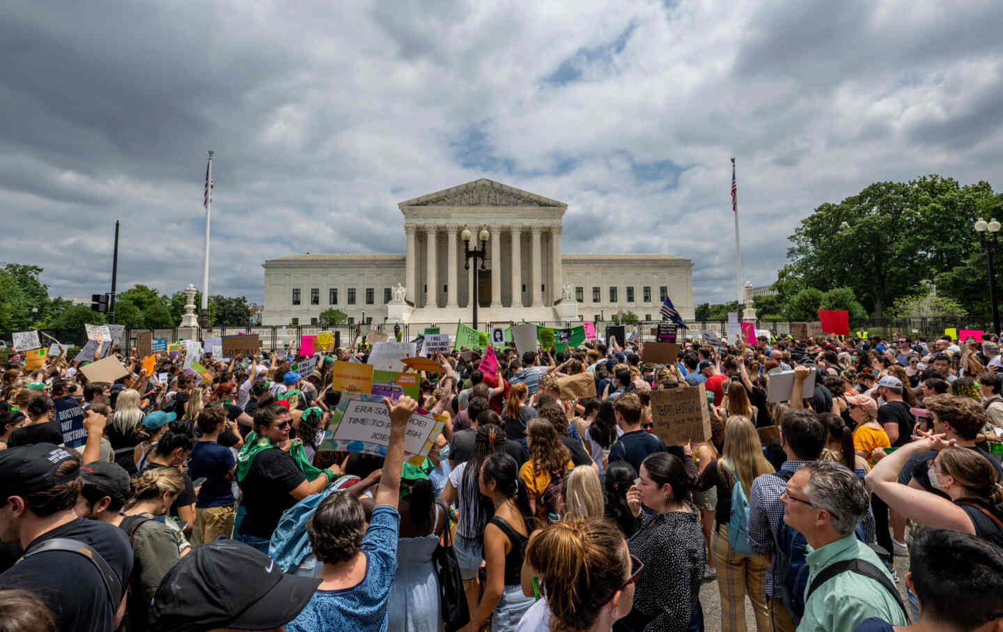 People protest in front of the US Supreme Court on June 24, 2022, in Washington, D.C in response to the Dobbs v. Jackson Women's Health Organization ruling.