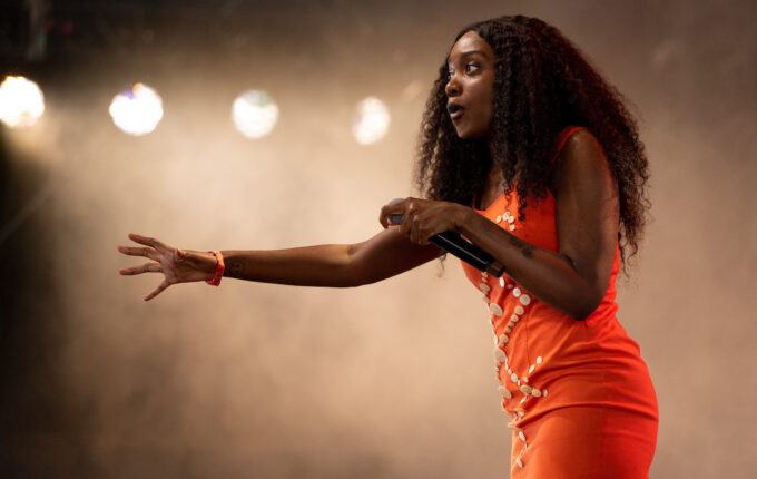 Noname Gypsy Hold Me Up