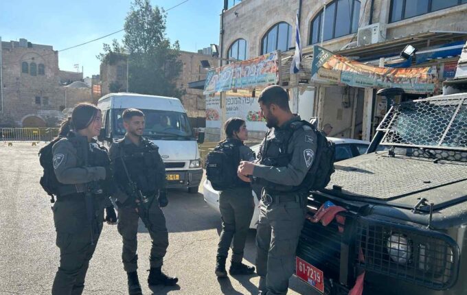 A group of soldier in the Israeli Defense Force standing outside the Ibrahimi Mosque.