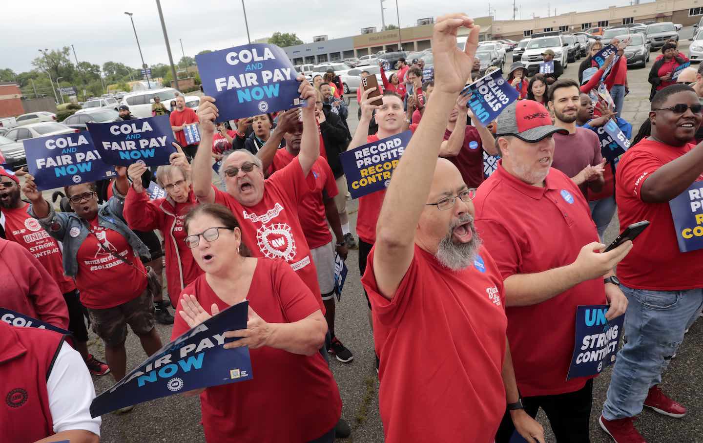 75 Percent of Americans Side With Striking UAW Members