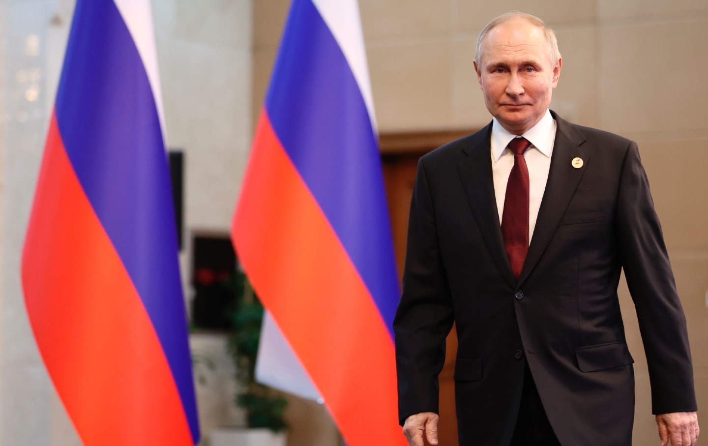 putin next to russian flags