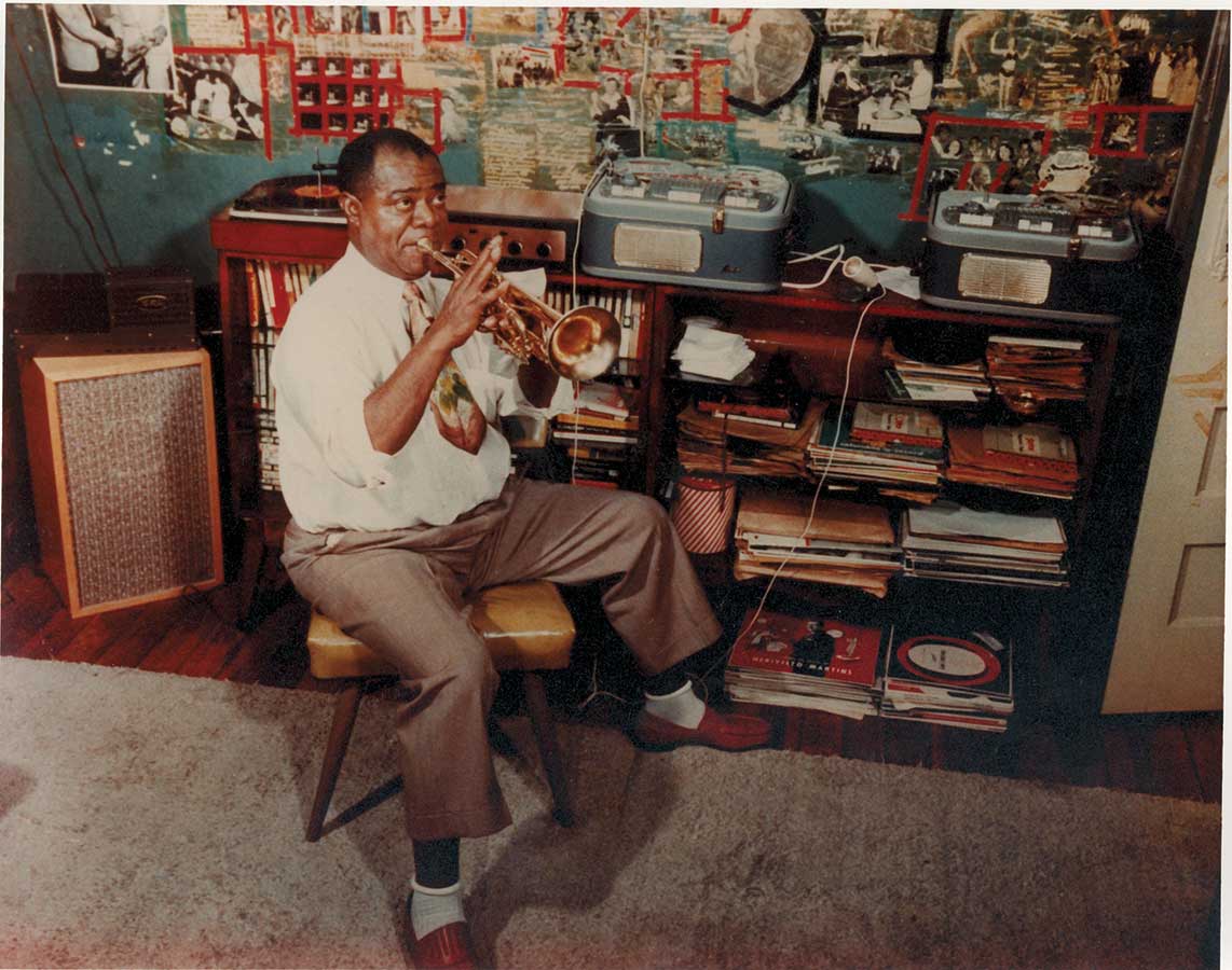 Armstrong en su estudio en 1958. Las grabaciones caseras a menudo lo capturan escuchando su colección de discos o incluso tocando.