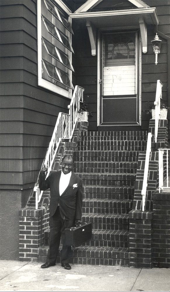 Armstrong parado en su porche en 1966.