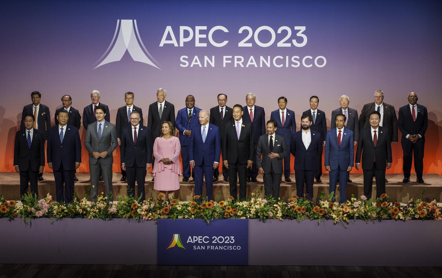 Leaders Group Photo At The Asia-Pacific Economic Cooperation Summit