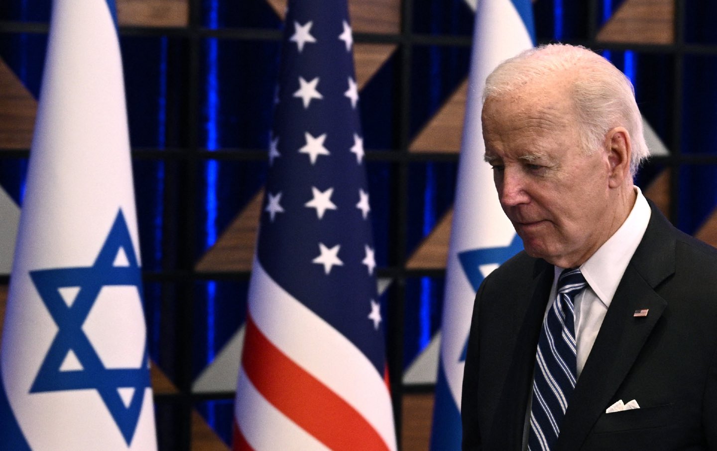 Biden with Israeli, US flags