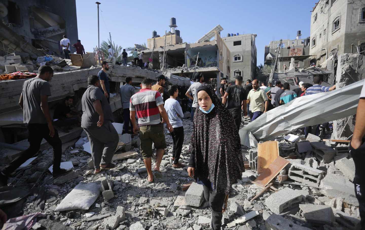 Civilians in Gaza rescue people trapped under rubble