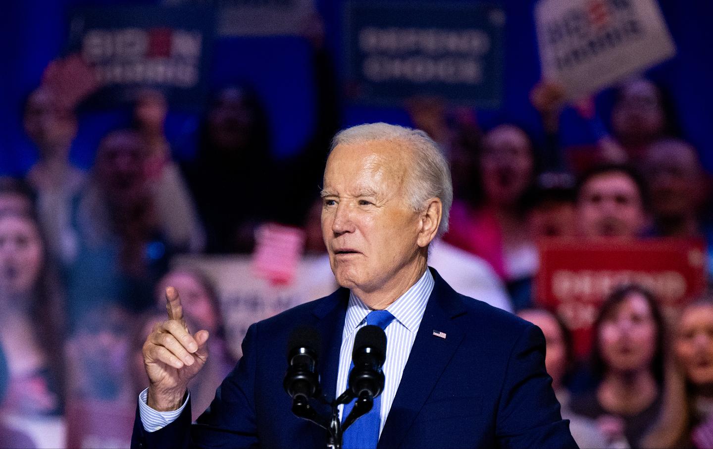 Joe Biden lors d'un rassemblement de campagne pour la liberté reproductive à l'Université George Mason de Manassas, en Virginie, le mardi 23 janvier 2024.