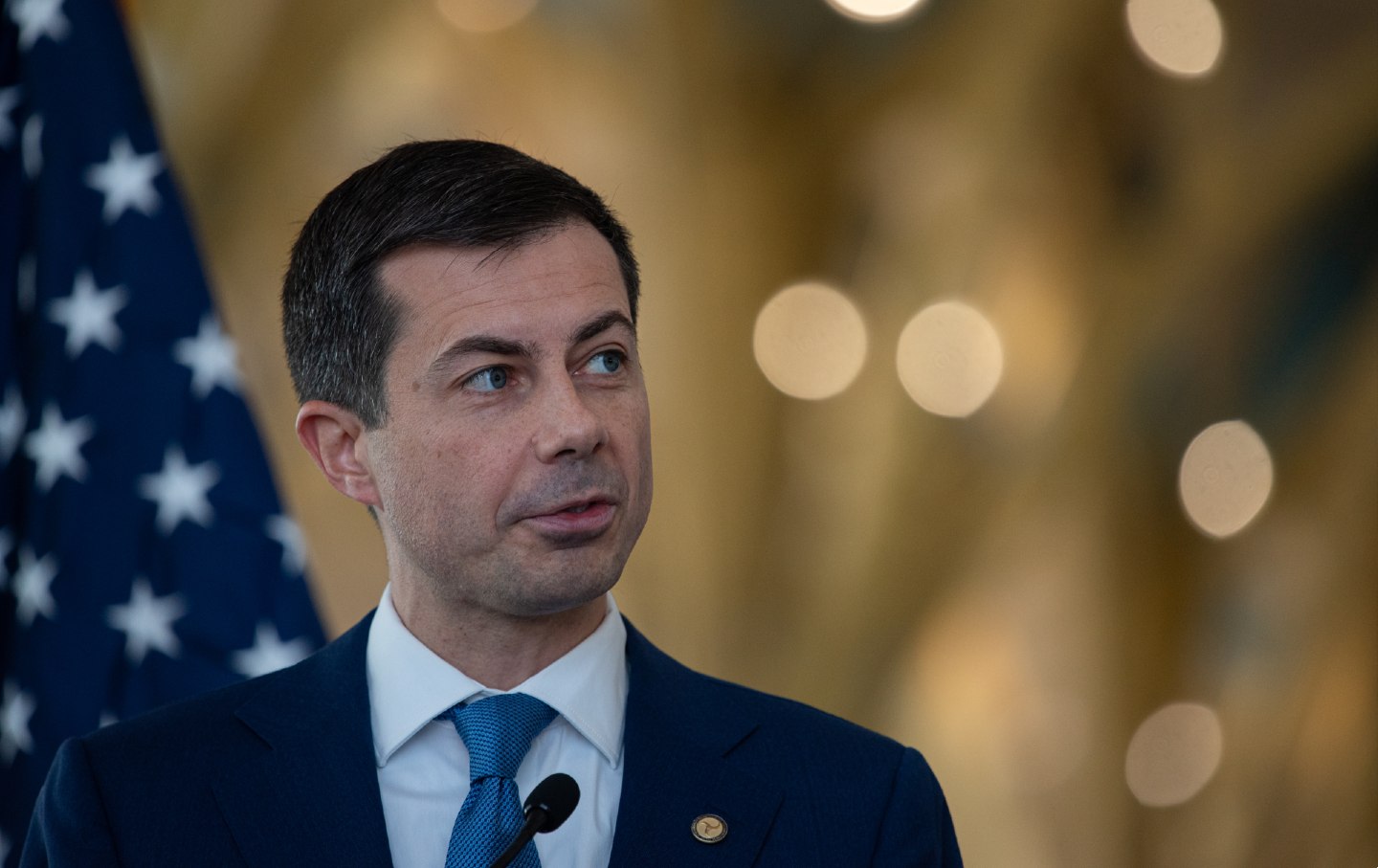 Le secrétaire aux Transports Pete Buttigieg prend la parole lors d'une conférence de presse à l'aéroport national Ronald Reagan.