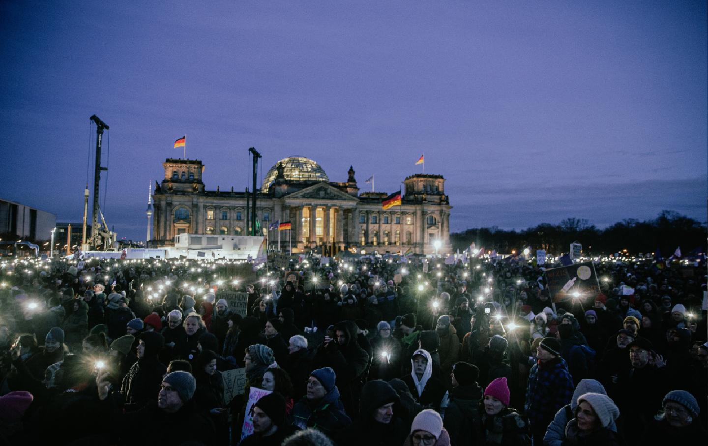 Crowd of 350,000 gathers in front of the Bundestag in Berlin.