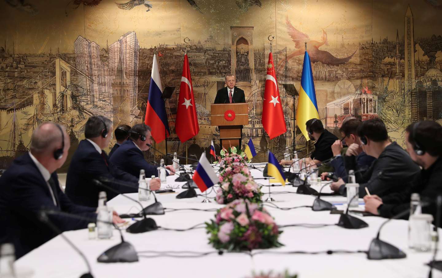 Turkish President Erdogan meets with Russian and Ukrainian delegates for peace talks in March 29, 2022