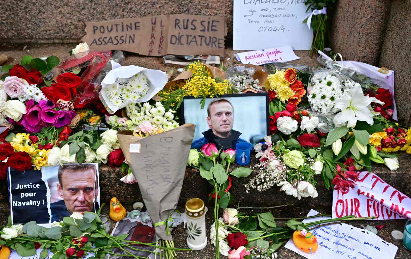 Flowers laid in homage to Alexei Navalny, next to the Russian Embassy