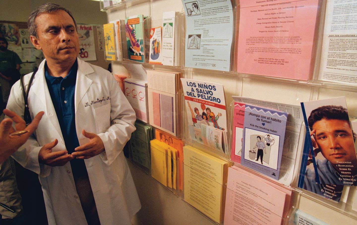 1998 年，胡安·罗马戈萨 (Juan Romagoza) 医生在 La Clinica del Pueblo 工作。