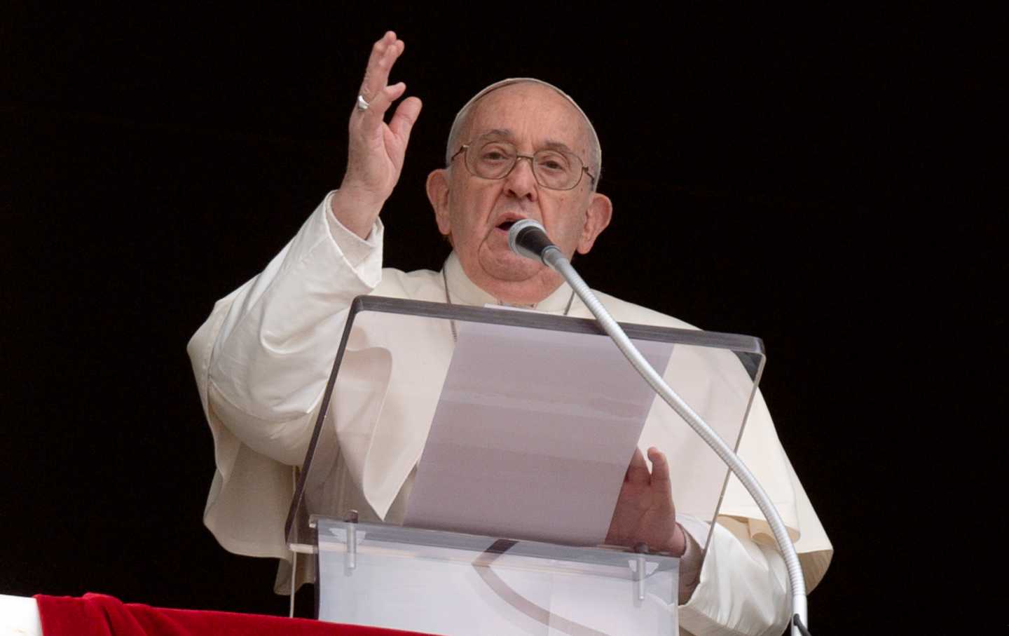 教皇方济各在复活节星期一向雷吉娜·科埃利发表讲话。