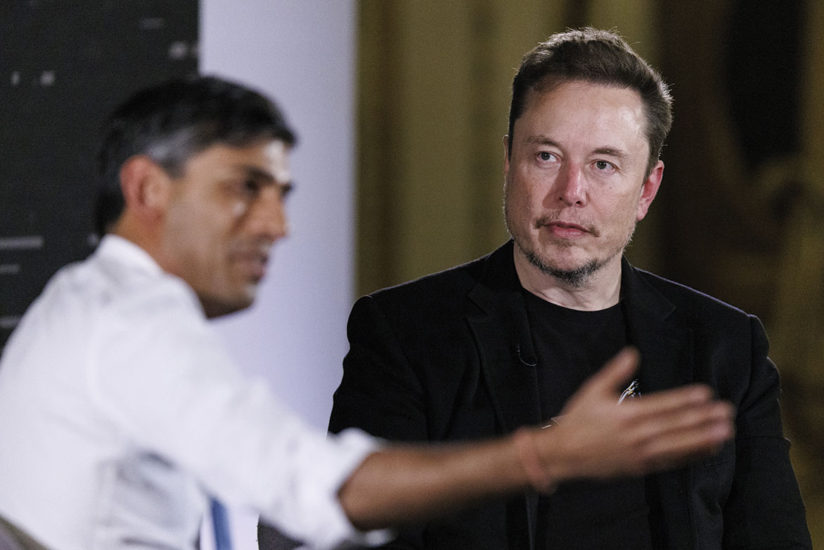 Musk discusses AI with Rishi Sunak, then–prime minister of the UK, at a 2023 conference.
