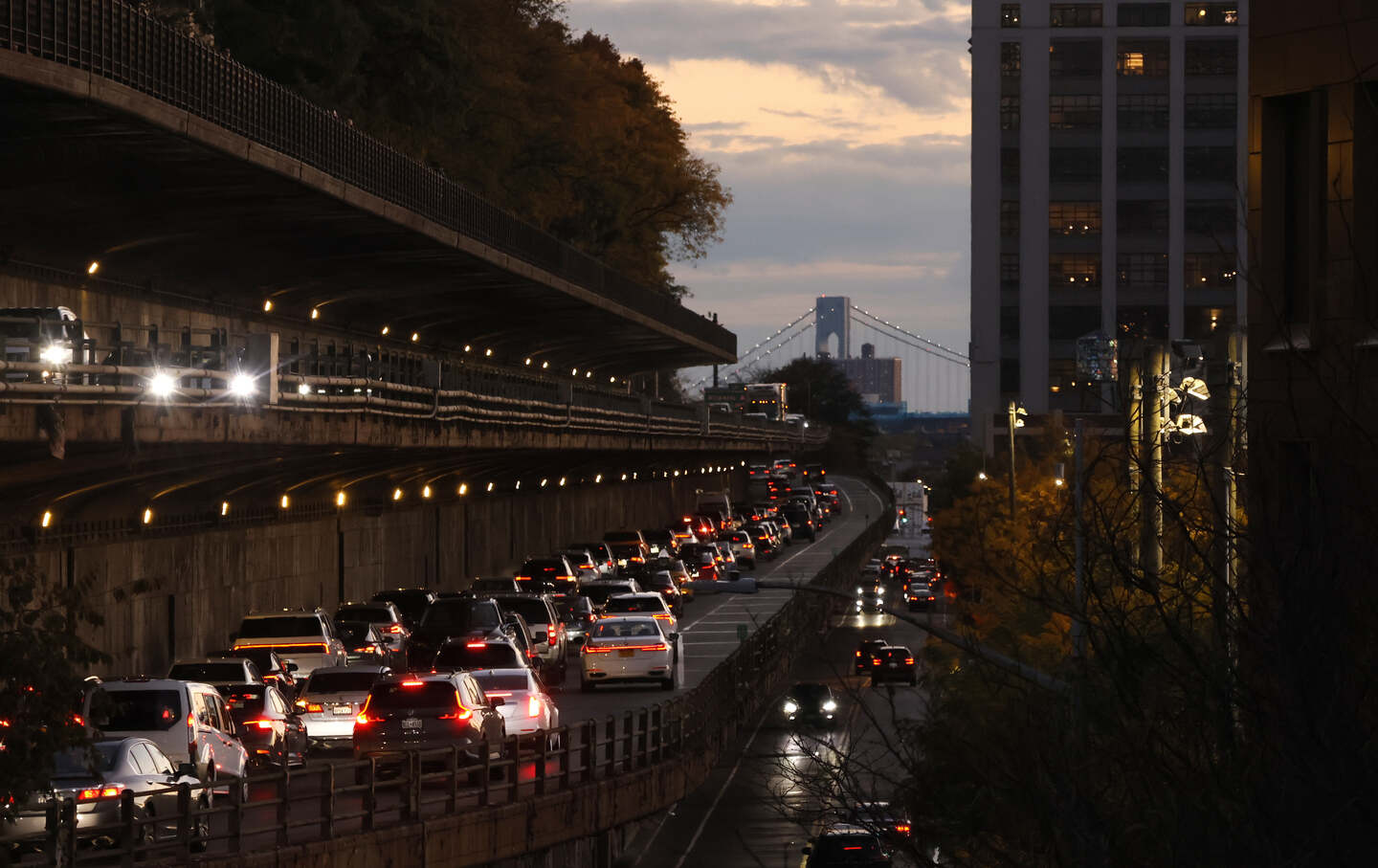 El tráfico avanza a lo largo de la autopista Brooklyn Queens el 26 de octubre de 2025, en Brooklyn, Nueva York.