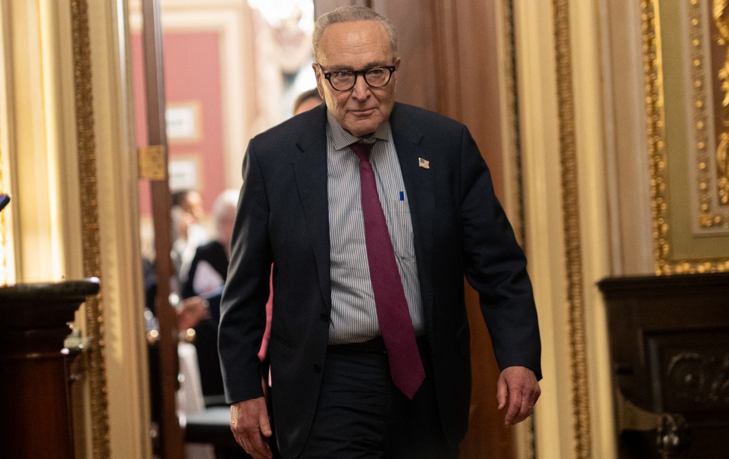 El líder de la minoría del Senado, Chuck Schumer (D-NY), abandona una reunión del grupo demócrata del Senado en el Capitolio de los Estados Unidos en Washington, DC, el 9 de noviembre de 2025.