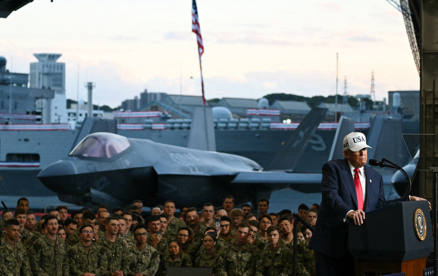 Donald Trump habla frente al personal de la Marina de los EE. UU. a bordo del portaaviones USS George Washington de la Marina de los EE. UU. en la base naval de los EE. UU. en Yokosuka, Japón, el 28 de octubre de 2025.