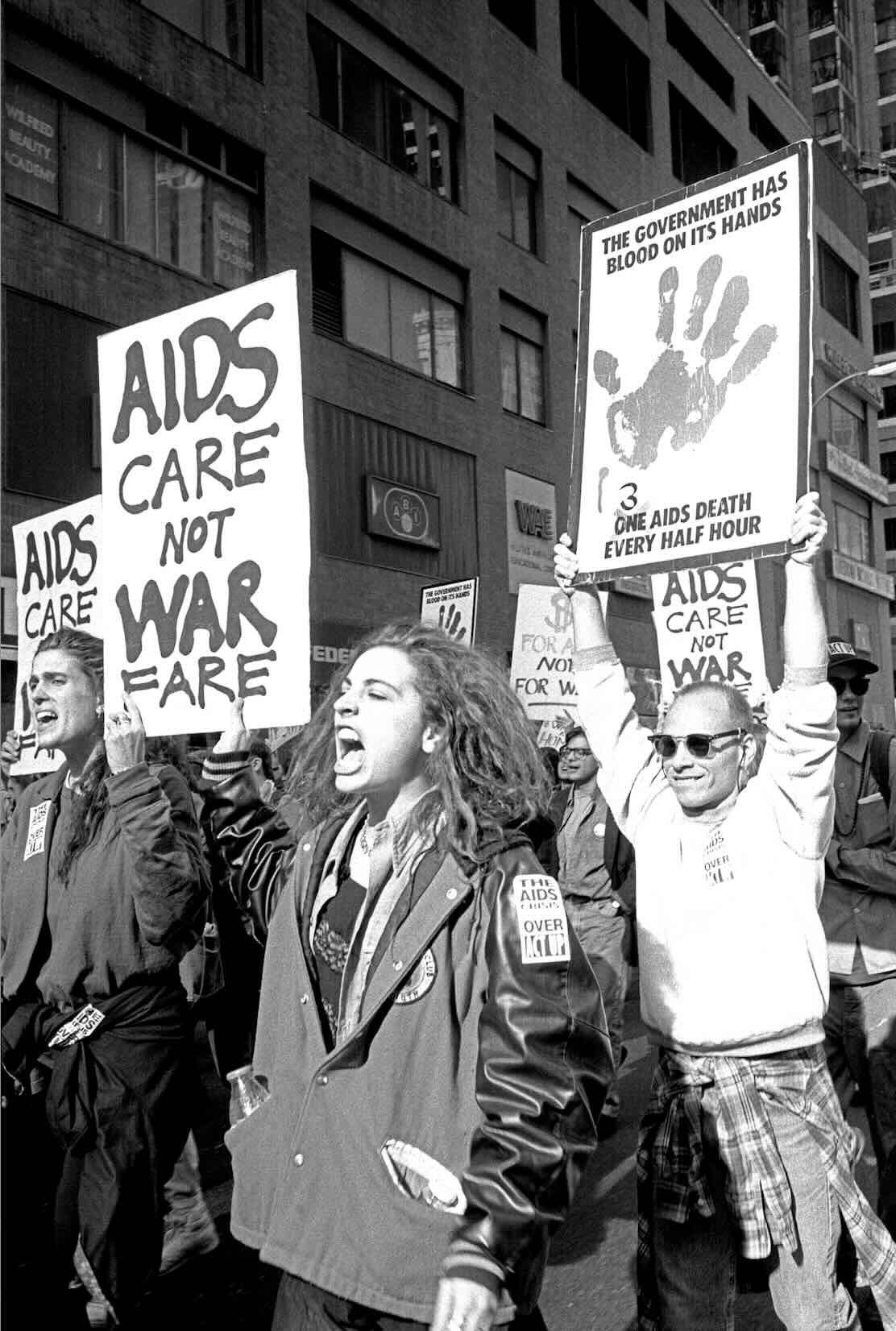 Um pôster do Gran Fury visto em uma marcha anti-guerra em 1990 na cidade de Nova York.