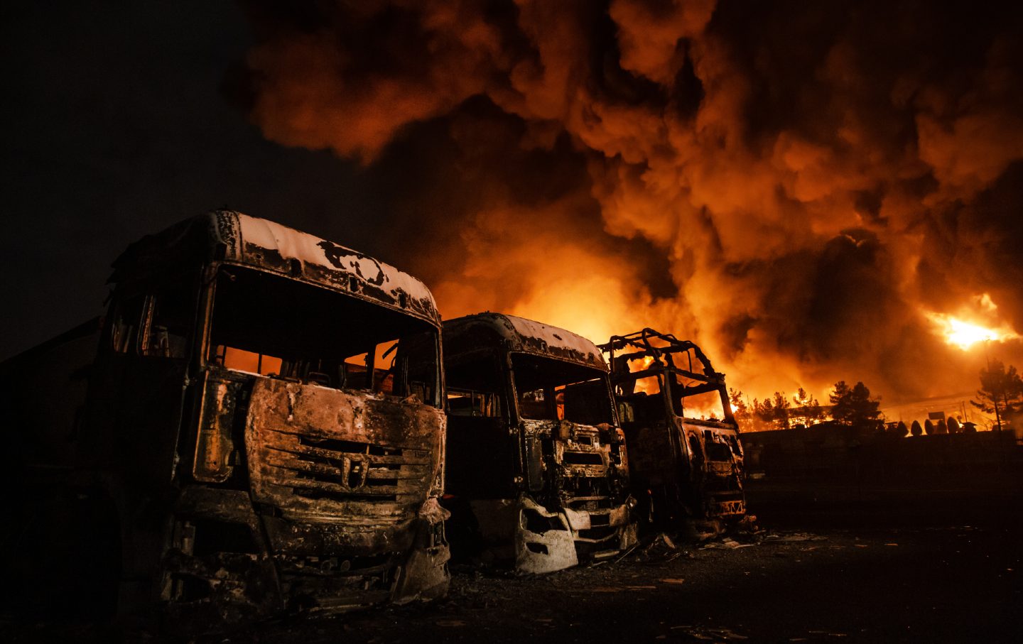 Incêndio no depósito de petróleo de Shahran após ataques dos EUA e de Israel em Teerã, Irã, em 8 de março de 2026.