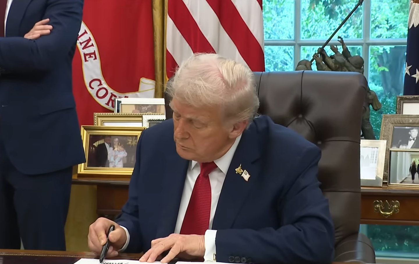 Donald Trump signs the NPSM-7 memo on September 25, 2025.